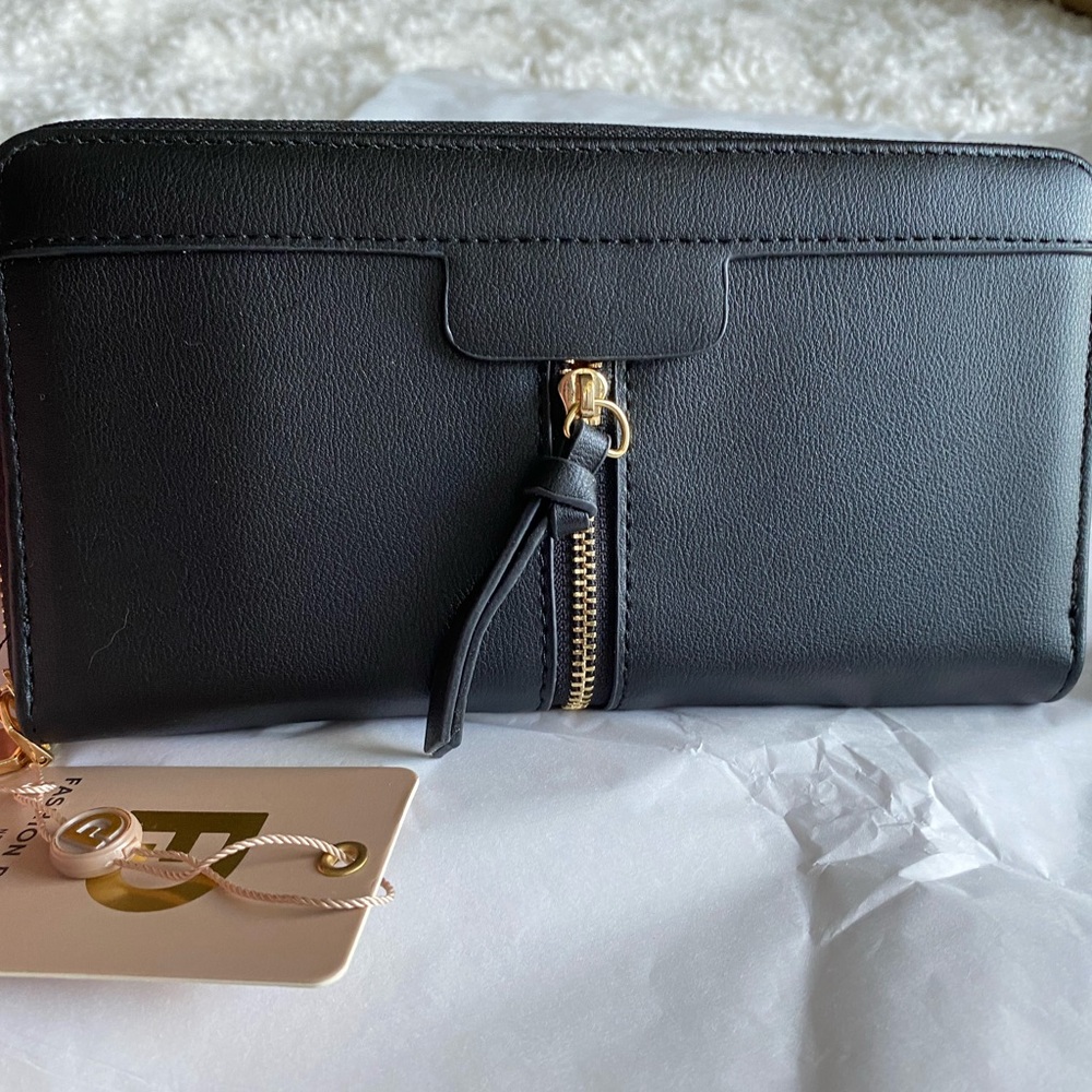 ⭐️NWT Vegan Leather Wallet